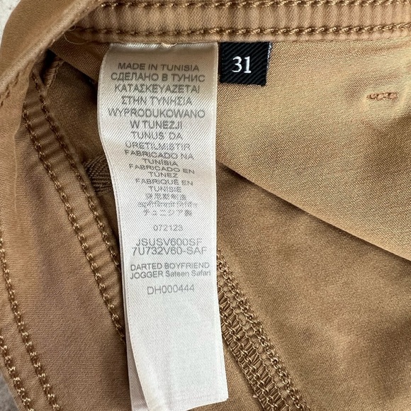 7 For All Mankind NWT Darted Boyfriend Jogger in Sateen Tan Safari, 31 - Picture 12 of 16